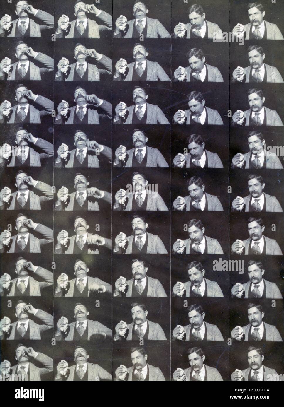 Edison Kinetoscopic Datensatz ein Niesen. Foto besteht aus einer Reihe von 45 Frames für einen Film zeigt einen Mann, Fred Ott, Niesen. Diese Fotoabzug, montiert auf Karton ist die früheste erhaltene Motion Picture für Urheberrecht an der Library of Congress, erhielt am 9. Januar 1894 registriert. Umgangssprachlich bekannt als Fred Ott Niesen für seinen Stern (Edison-Ingenieur), das Foto stellt die Morgendämmerung des Filmemachens in Amerika zwar etwas von einem historischen Unfall bleiben. Stockfoto