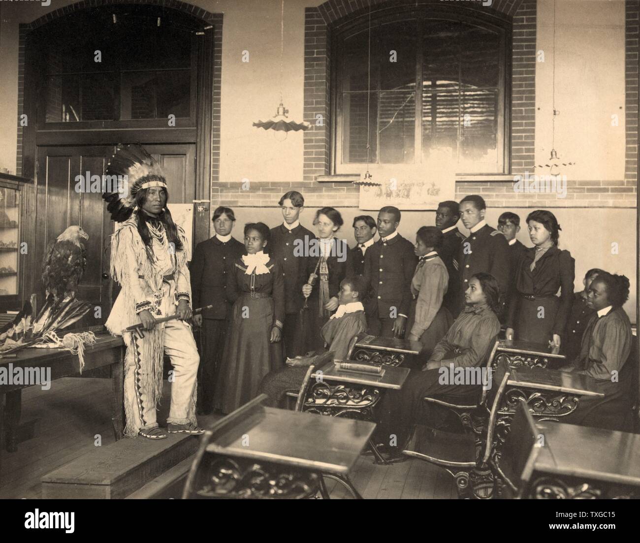 Louis Firetail (Sioux, Crow Creek), tragen Tribal Bekleidung, in der amerikanischen Geschichte Klasse Hampton Institute, Hampton, Virginia Stockfoto