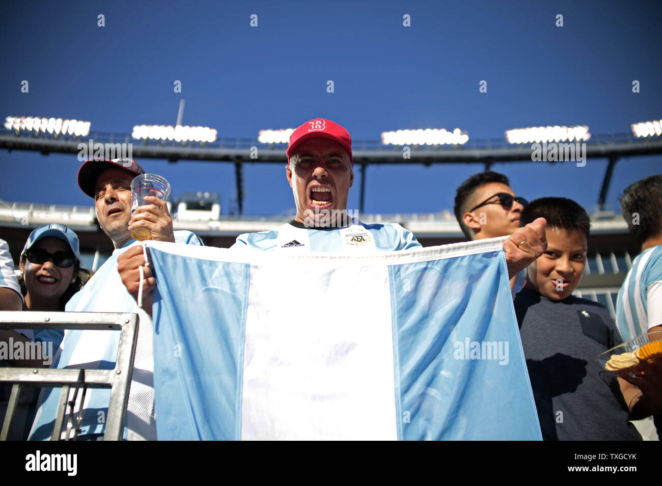 Ein Argentinien Lüfter schreit die Kamera vor der 2016 Copa America Centenario viertelfinalegleichen zwischen Argentinien und Venezuela am Gillette Stadium in Foxborough, Massachusetts am 18. Juni 2016. Foto von Matthew Healey/UPI Stockfoto