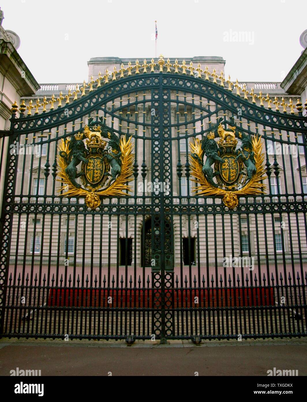 Fassade und Tor der Buckingham Palace, die Residenz und wichtigsten Arbeitsplatz der Monarchie des Vereinigten Königreichs. Datierte 2014 Stockfoto