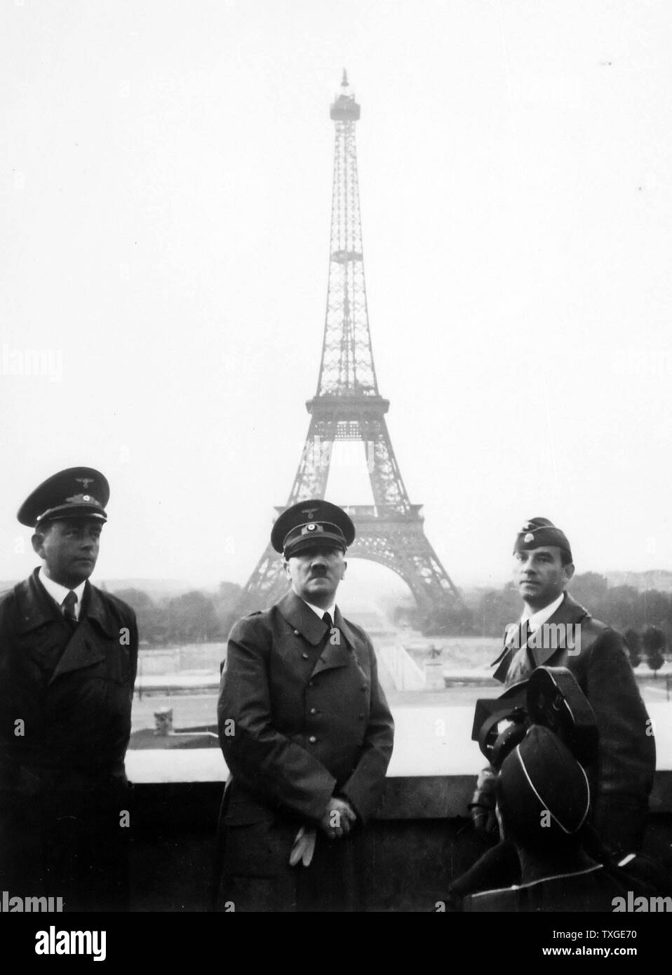 Foto von Adolf Hitler in Paris mit dem Eiffelturm im Hintergrund. Datiert 1940 Stockfoto