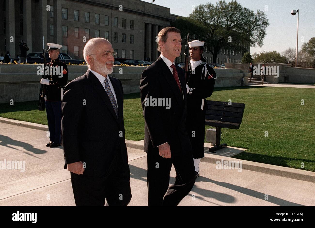 Fotografieren von König Hussein i., von dem Haschemitischen Königreich Jordanien, Treffen mit US-Verteidigungsminister William S. Cohen im Pentagon. Vom 1997 Stockfoto