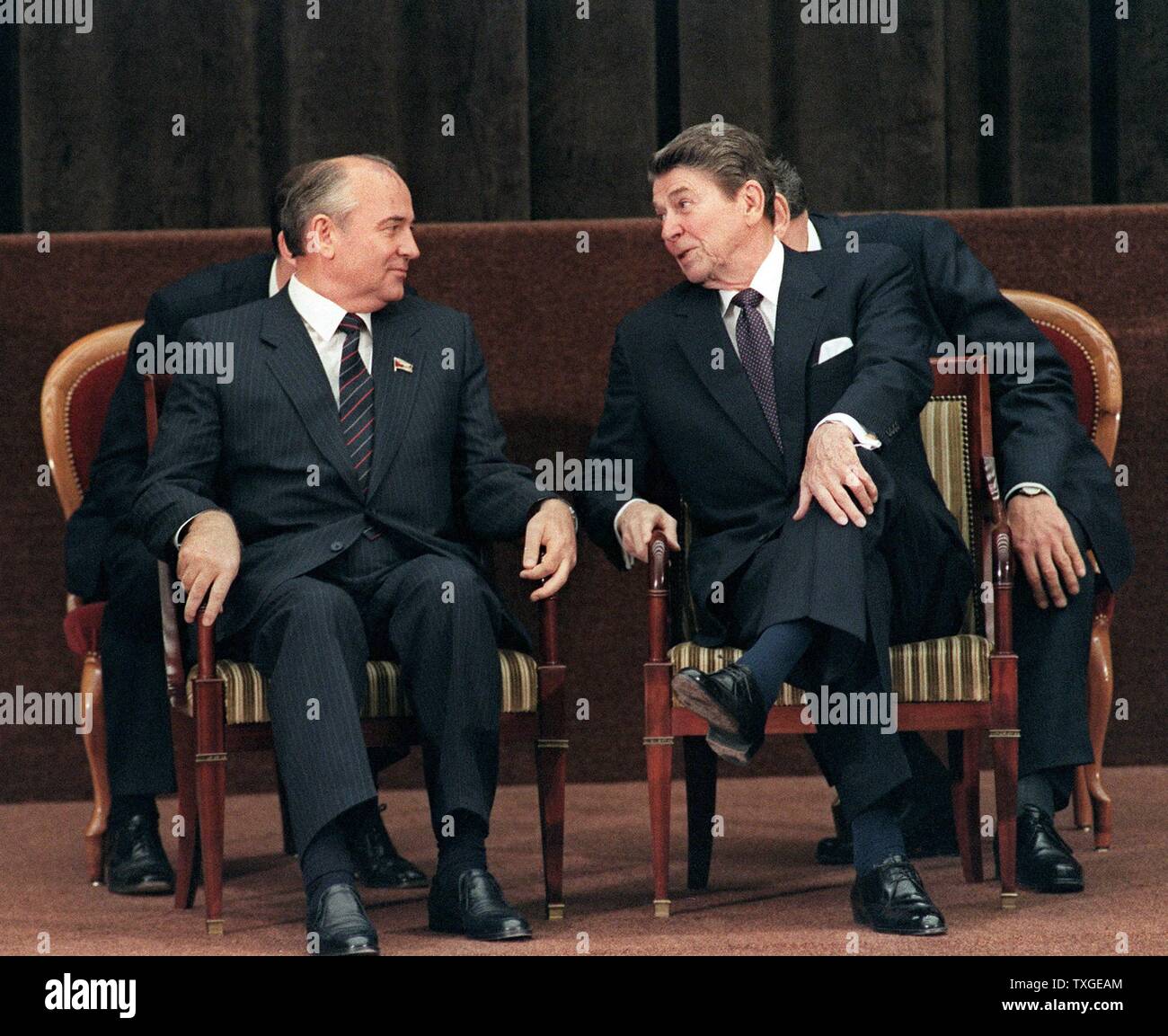 Foto von Präsident Ronald Reagan im Gespräch mit sowjetischen Generalsekretär der kommunistischen Partei der Sowjetunion Mikhail Gorbachev. Datierte 1985 Stockfoto