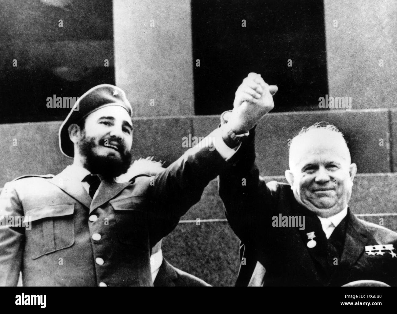 Foto von Fidel Castro (1926-) und Nikita Khrushchev (1894-1971) vor dem Grab von Vladimir Lenin (1970-1924). Datiert 1963 Stockfoto