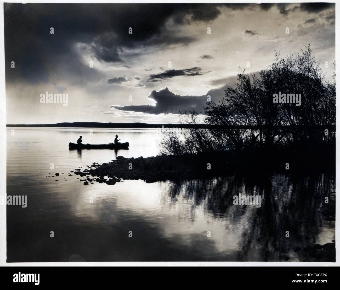 Foto des Sonnenuntergangs an Kingsmere Lake Prince Albert National Park, Saskatchewan, Kanada. Datiert 1913 Stockfoto