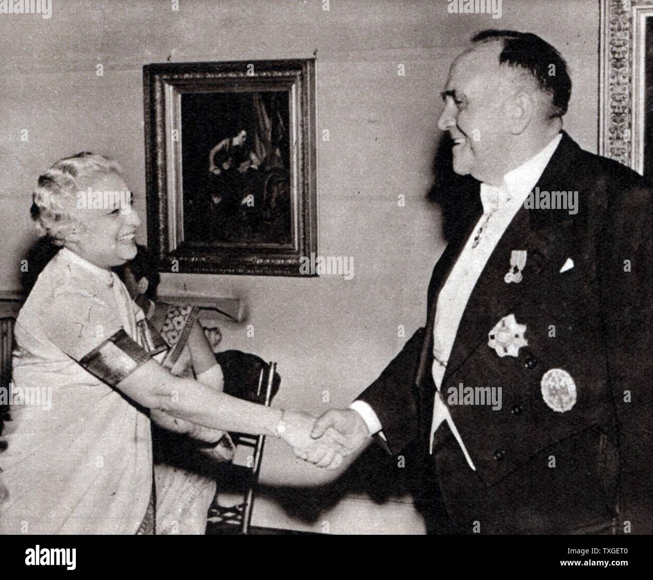 Sir Roy Welensky; Premierminister von Nordrhodesien (Simbabwe) trifft Vijaya Lakshmi Pandit Nehru, Schwester von Jawaharlal Nehru und Tante von Indira Gandhi, auf der Konferenz von 1960 Commonwealth Führer. Stockfoto