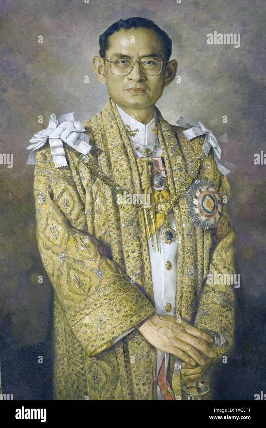 Porträt des thailändischen Königs Rama IX Bhumibol Adulyadej (1927-) und neunte Monarch der Chakri-Dynastie, in der zeremoniellen Kleidung. Datiert 1967 Stockfoto