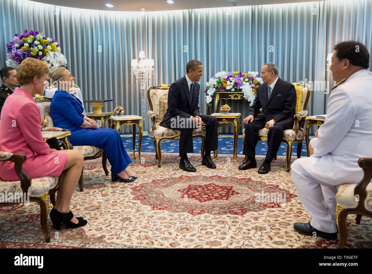 König Rama IX von Thailand und Barack Obama. Bhumibol bei einem Treffen mit US-Präsident Barack Obama, 18. November 2012 Stockfoto