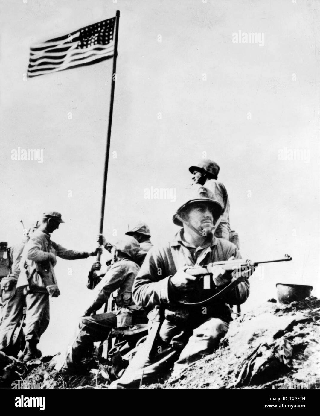 Erste Flagge setzen auf Mt. Suribachi, 23. Februar 1945, während Weltkrieges zwei Vereinigte Staaten Marinekorps-Foto von Personal-Sergeant Louis R. Lowery. Mount Suribachi ist ein 169 Meter hoher Berg am südwestlichen Ende der Insel Iwo Jima. Stockfoto