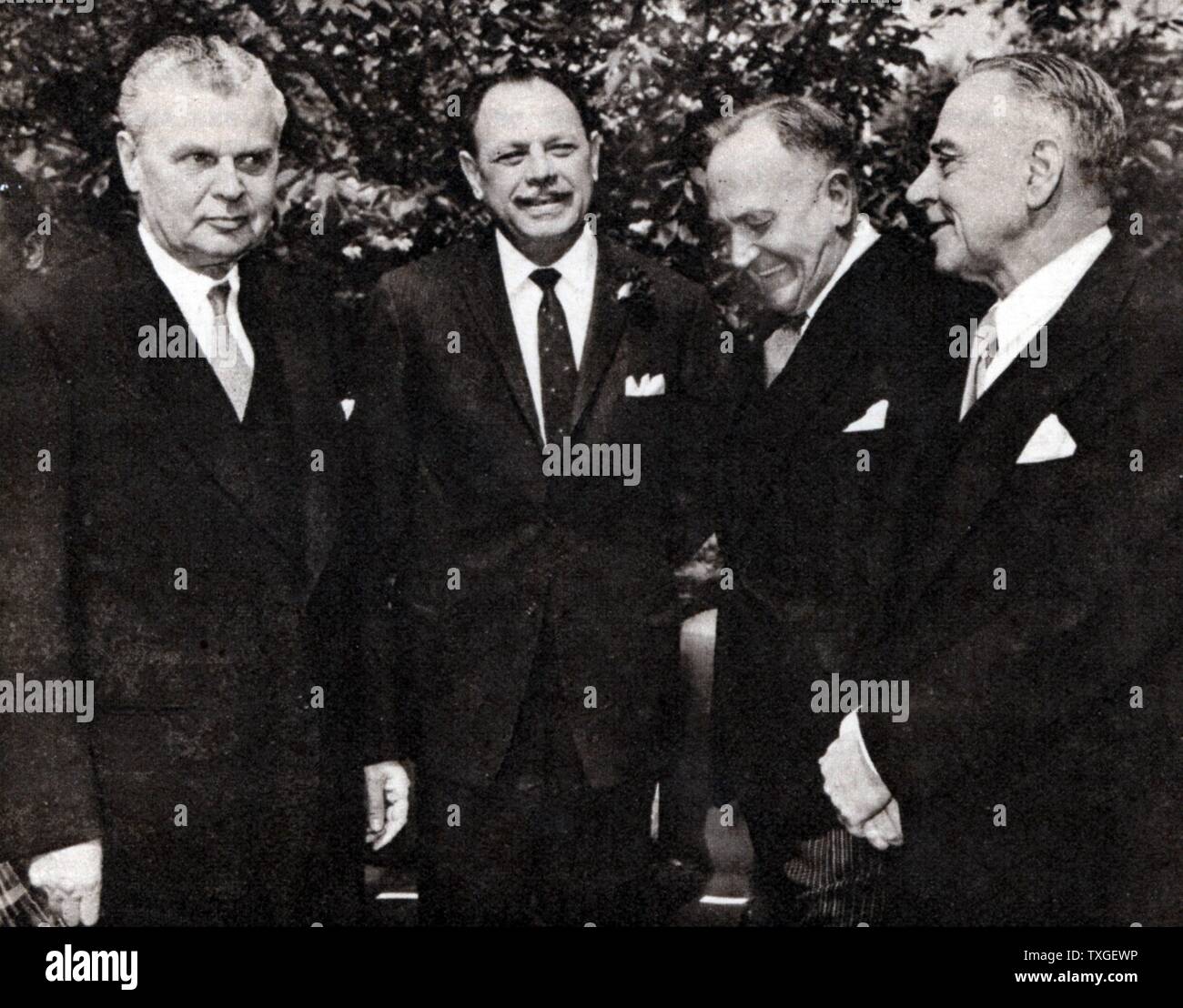 Foto von John Diefenbaker, Ayub Khan, Roy Welensky und Eric Louw. Datierte 1960 Stockfoto