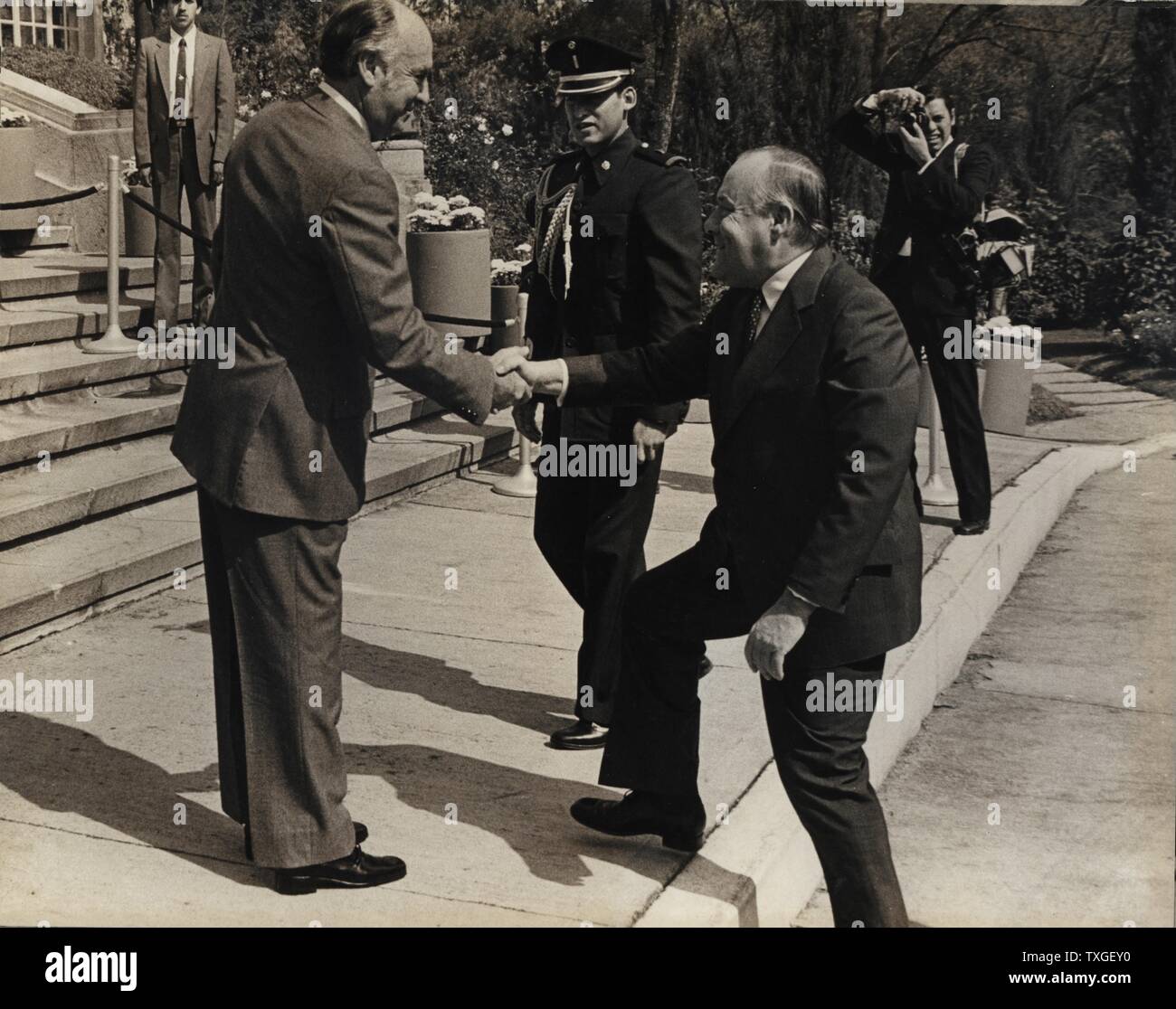 Robert Muldoon Premierminister von Neuseeland schüttelt Hände mit Präsident Jose Lopez Portillo von Mexiko. 1980 machte Premierminister Robert Muldoon einen offiziellen Besuch in Mexiko, in Begleitung einer hochrangigen Handelsmission Stockfoto