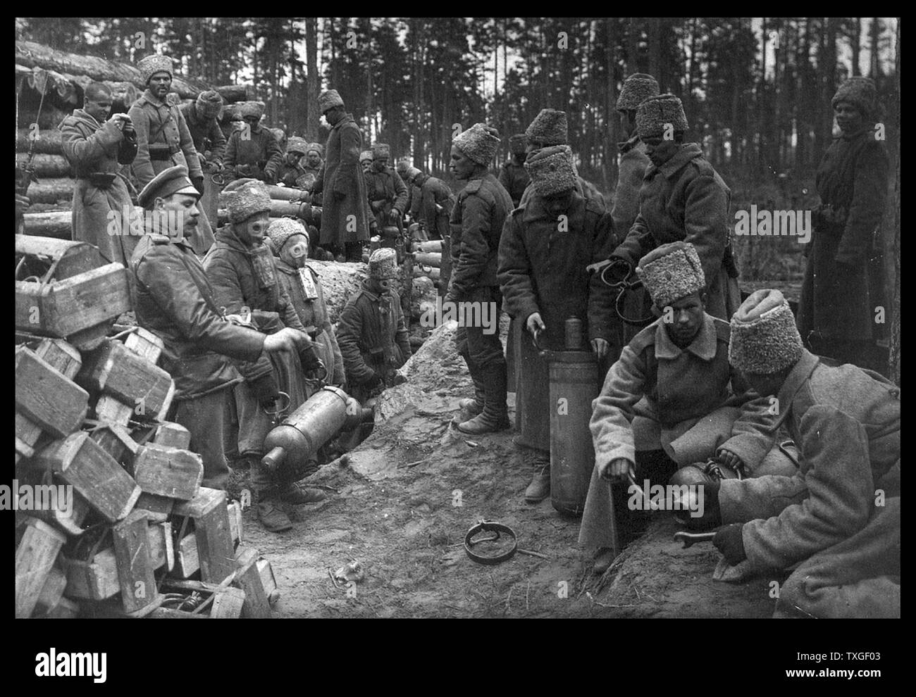 Russische Soldaten vorbereitet Chlorflaschen für einen Gasangriff gegen die deutschen Stellungen während Weltkrieges einer im Jahre 1916 Stockfoto
