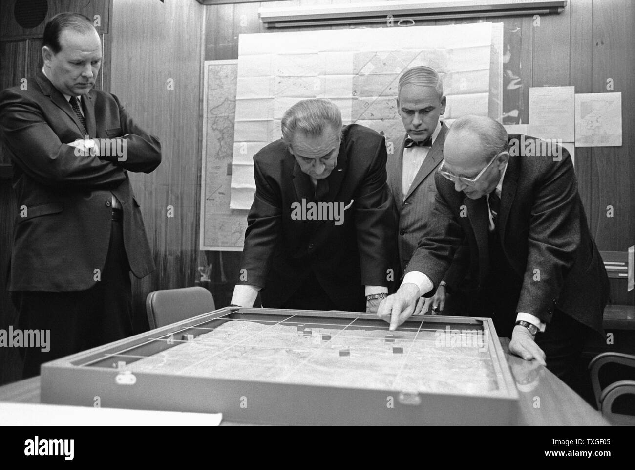 Weiße Haus Situation Room. Walt Rostow zeigt Optionen für einen militärischen Angriff auf einem Gelände in Vietnam während dem Vietnamkrieg 1968 Präsident Lyndon Johnson Stockfoto