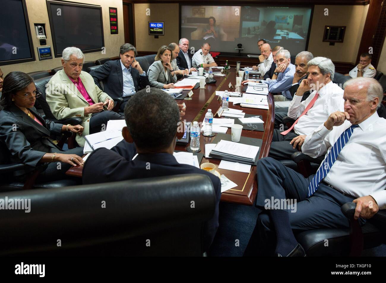US-Präsident Obama hat eine Videokonferenz im Jahr 2014 in der Lage Zimmer im Weißen Haus. Der Präsident links sind Susan Rice (UN-Botschafter, Chuck Hagel Defence Sekretär. Nach dem Präsidenten rechts ist Vize-Präsident Biden, Sekretär Kerry und Justizminister Eric Holder Stockfoto