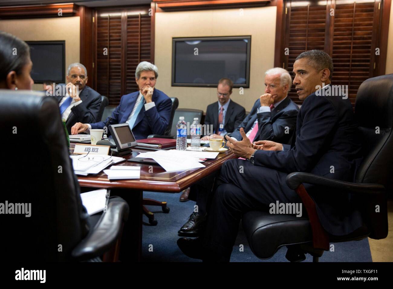 Präsident Barack Obama im Weißen Haus Lage Zimmer mit Verwaltungsbeamten sitzt links nach rechts: Eric Holder; John Kerry und Jo Biden Stockfoto