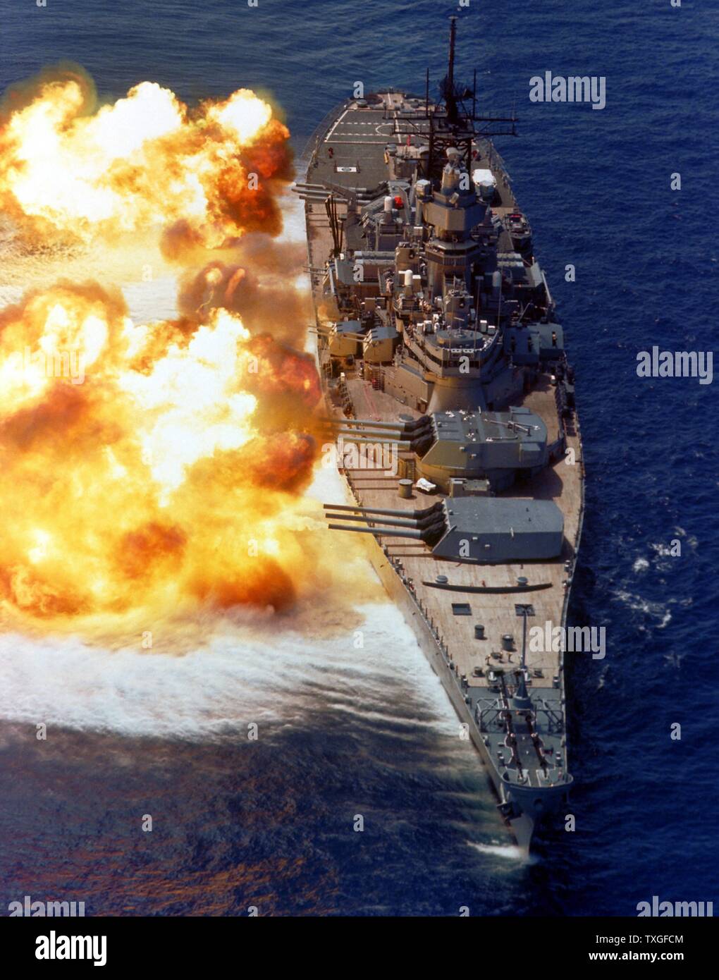USS Iowa feuert eine volle Breitseite während einer Demonstration Schießwesen, 15. August 1984 Stockfoto