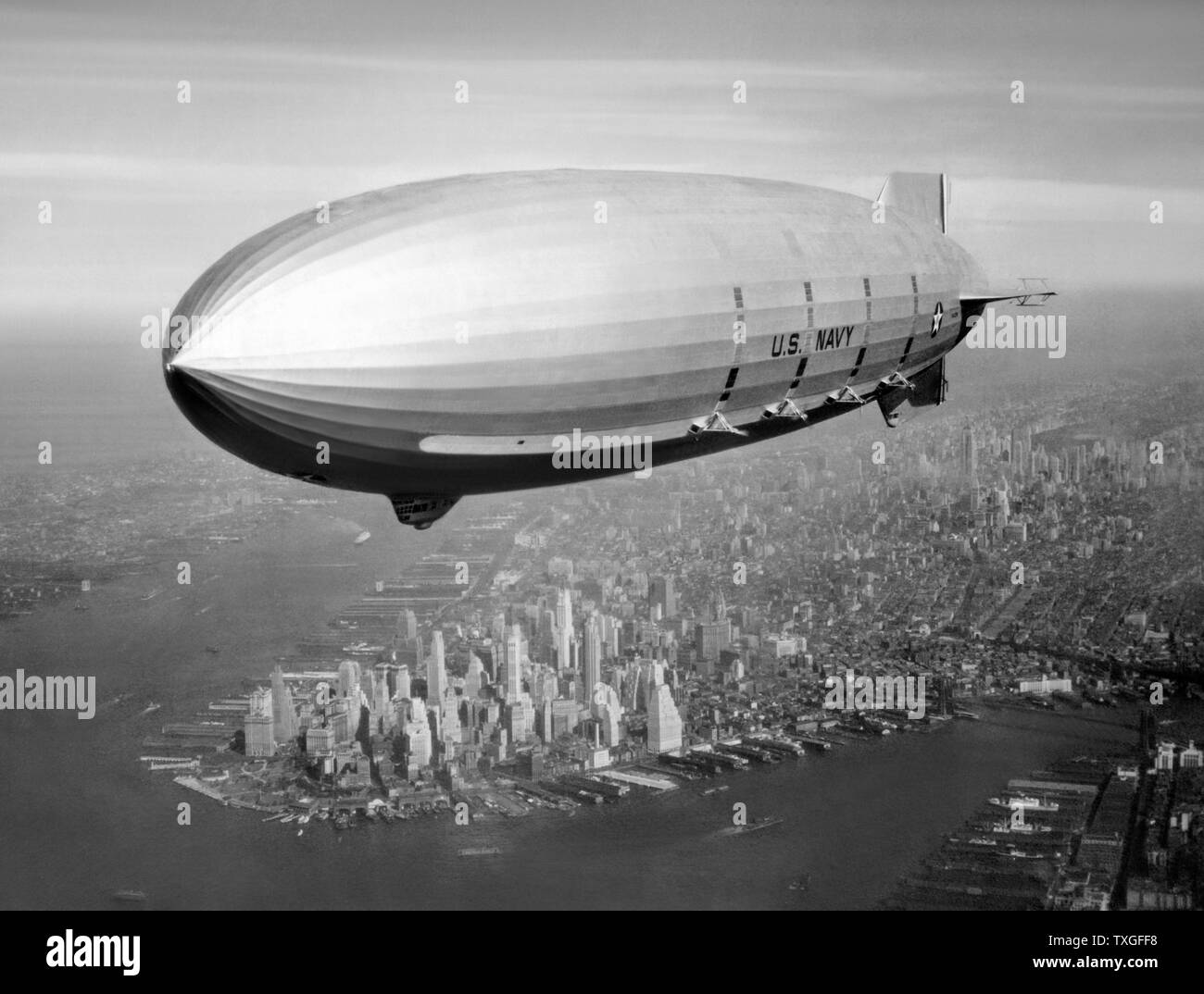 Luftschiff USS Macon, fliegen über New York City im Jahr 1933 Stockfoto