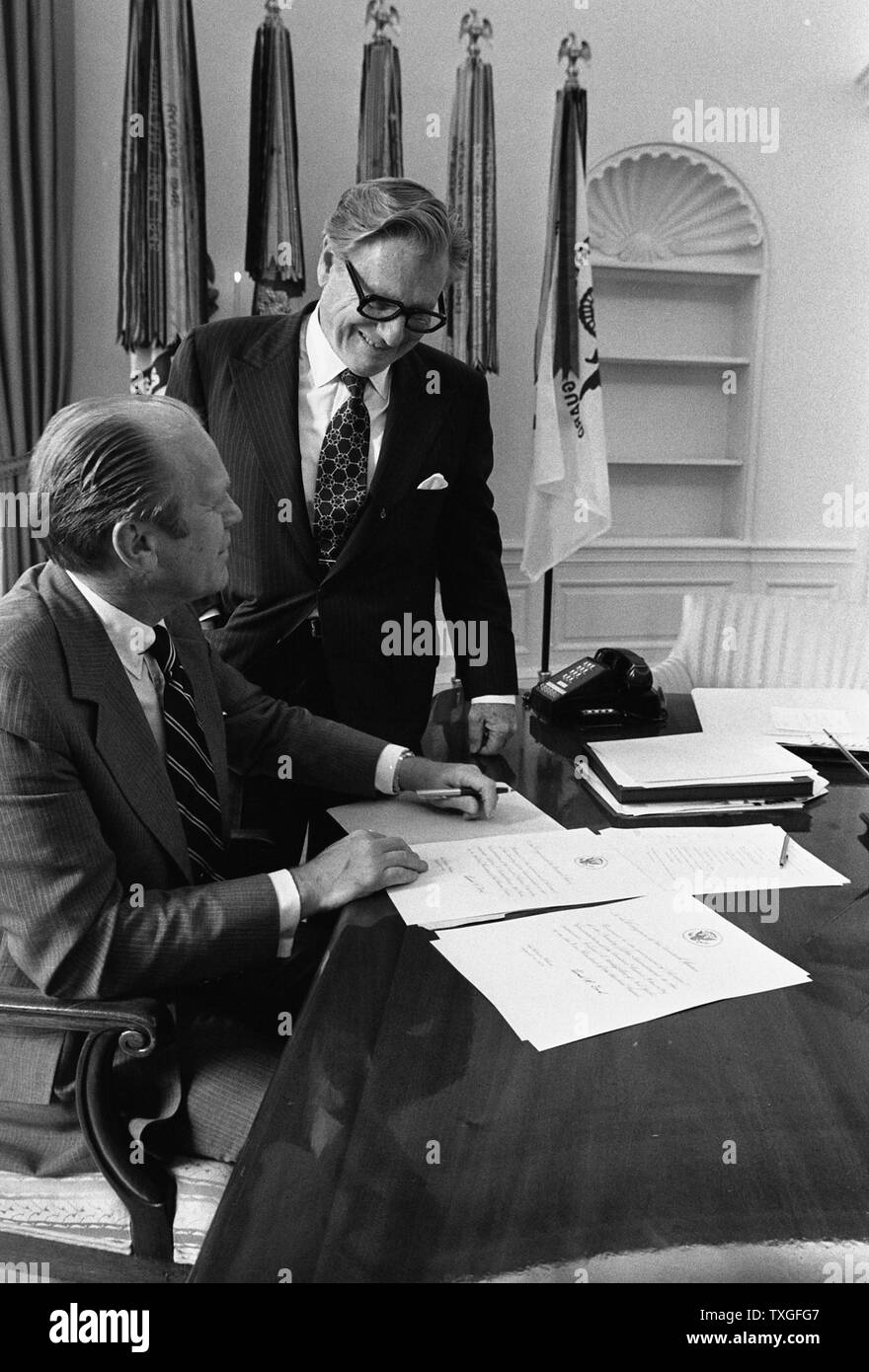 Gerald Ford und Nelson Rockefeller in das Oval Office, 1974. Nelson Aldrich Rockefeller (8. Juli 1908 – 26. Januar 1979) war ein US-amerikanischer Geschäftsmann, Philanthrop, Beamter und Politiker. Er diente als 41. Vizepräsident der USA unter Präsident Gerald Ford (1974 – 1977), Stockfoto