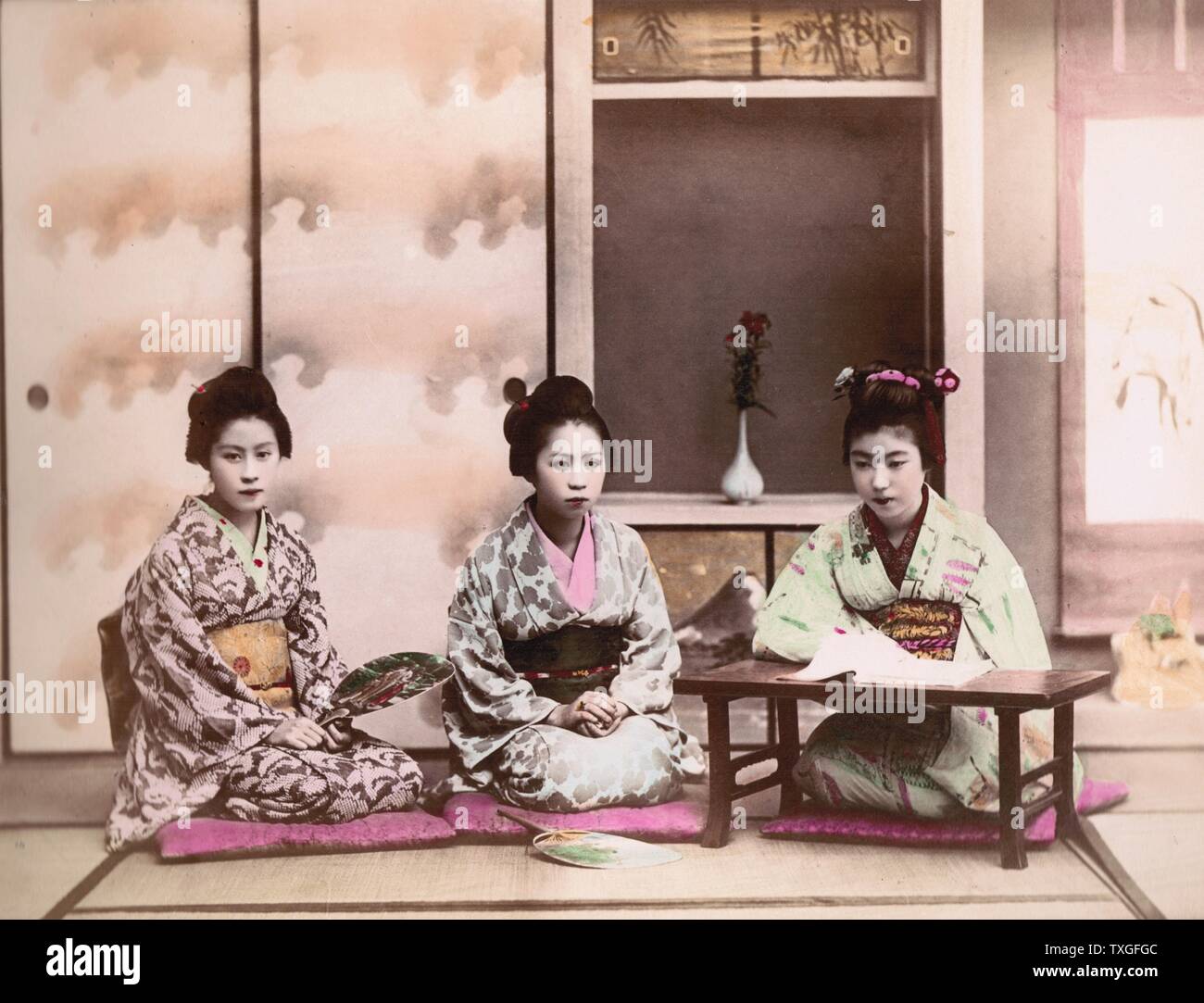 Traditionelle japanische Frauen sitzen singen Lieder, 1892 Stockfoto