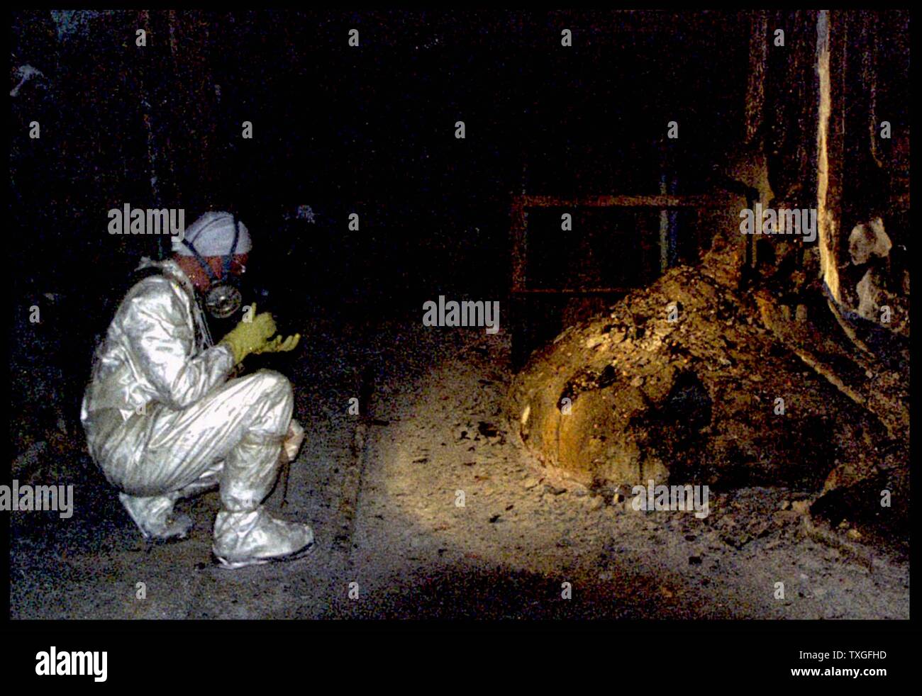 Die Elefanten Fuß der Katastrophe von Tschernobyl. Unmittelbar nach der Kernschmelze, ein paar Minuten in der Nähe von diesem Objekt, heute den sicheren Tod bringen würde, ist es immer noch radioaktiv. Wärme und Tod, obwohl seine Kraft geschwächt hat. Die Katastrophe von Tschernobyl passiert ist um 1:23 Uhr am 26. April 1986. Der "Elephant Foot" ist eine feste Masse aus geschmolzenem Kernbrennstoff mit viel, viel Beton, Sand gemischt, und core Dichtungsmaterial, dass der Kraftstoff durch geschmolzen war. Es ist in einem Untergeschoss, unter dem ursprünglichen Speicherort der Core entfernt. Stockfoto