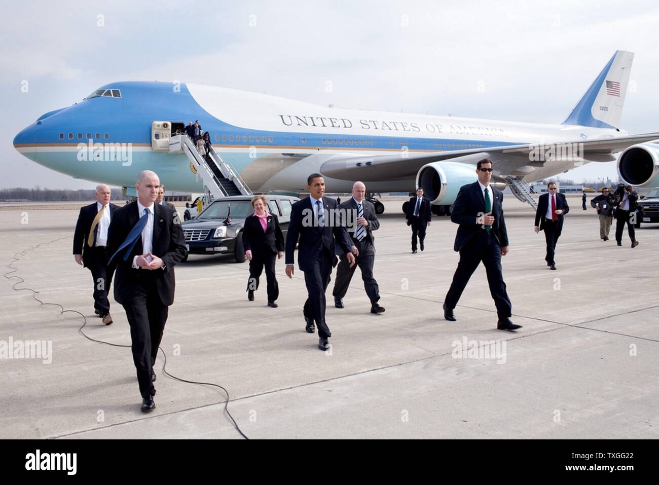 Präsident Barack Obama kommt am internationalen Flughafen Port Columbus, Ohio. Senator Sherrod Brown, Rep Mary Jo Kilroy und der Geheimdienst begleiten ihn. Stockfoto