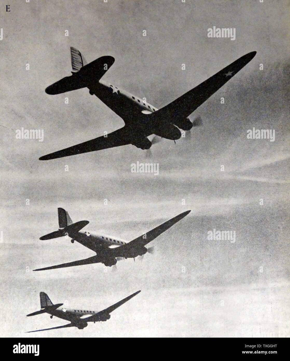 Drei Ebenen bereitet um einen Archipel zu bombardieren. Douglas R4D Bomber, alle in enger Formation fliegen. Stockfoto