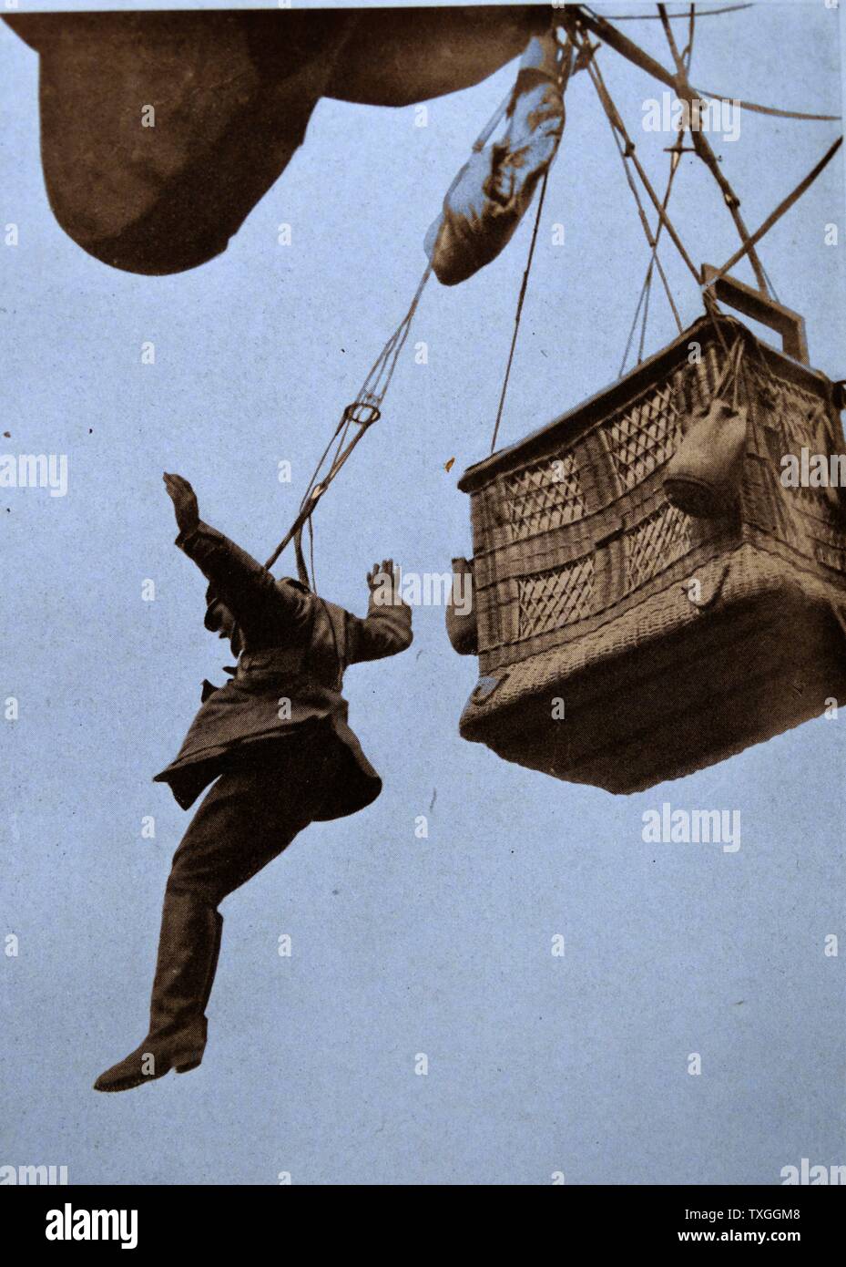 Deutsche Flieger springt mit einem Fallschirm, aus seinem Luftschiff dahinter ist durch feindliche Flugzeuge im ersten Weltkrieg eine 1917 angegriffen Stockfoto