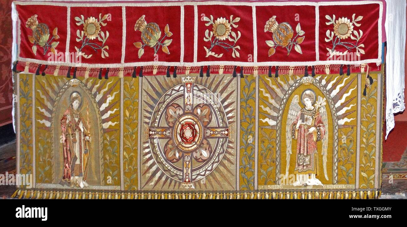 Altar für in St. Michael und alle Engel Anglican Church in Hughenden, Buckinghamshire, England. Eng verbunden mit der nahe gelegenen Hughenden Manor und der ehemalige Premierminister des Vereinigten Königreichs, Benjamin Disraeli, die auf dem Friedhof begraben ist. Stockfoto Altar für in St. Michael und alle Engel Anglican Church in Hughenden, Buckinghamshire, England. Eng verbunden mit der nahe gelegenen Hughenden Manor und der ehemalige Premierminister des Vereinigten Königreichs, Benjamin Disraeli, die auf dem Friedhof begraben ist. Stockfoto