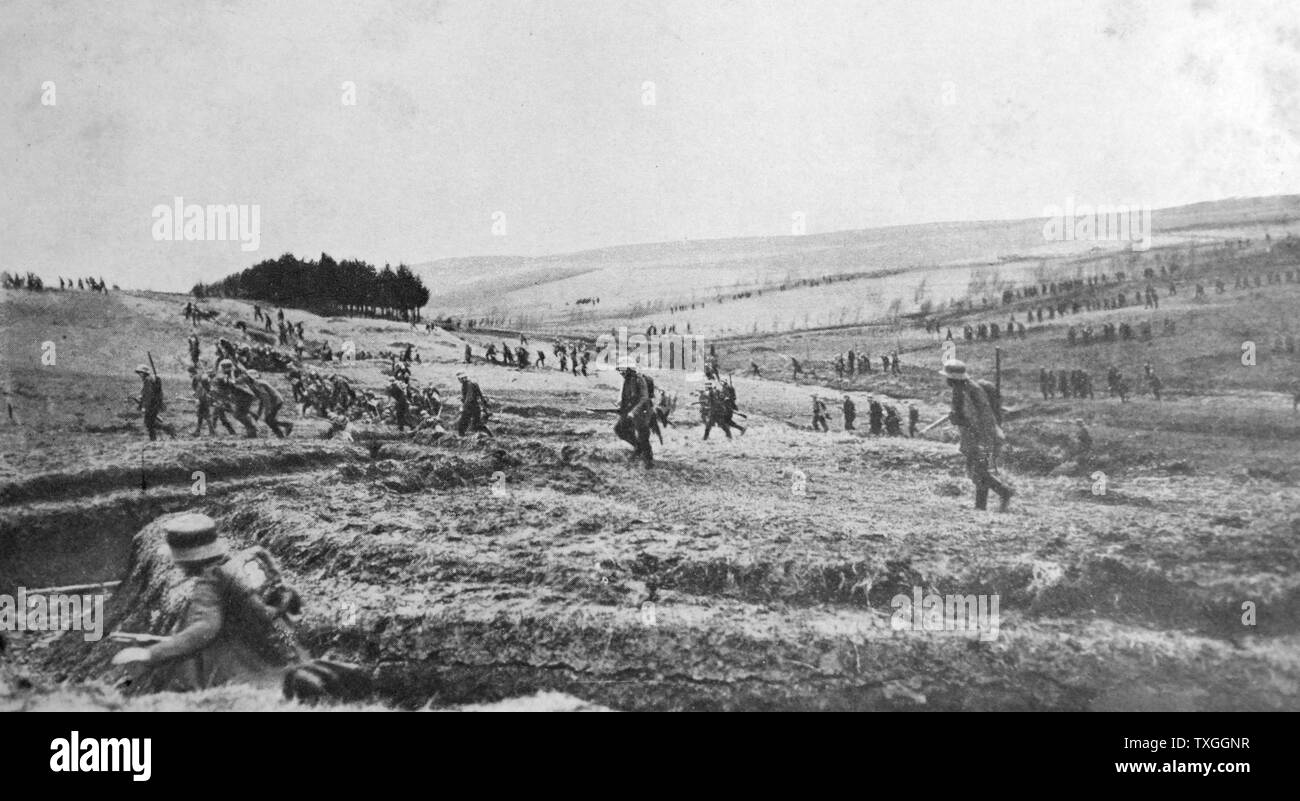 Deutsche Infanterie vorwärts in einen Angriff durch schwere Artillerie-Unterstützung abgedeckt. Stockfoto