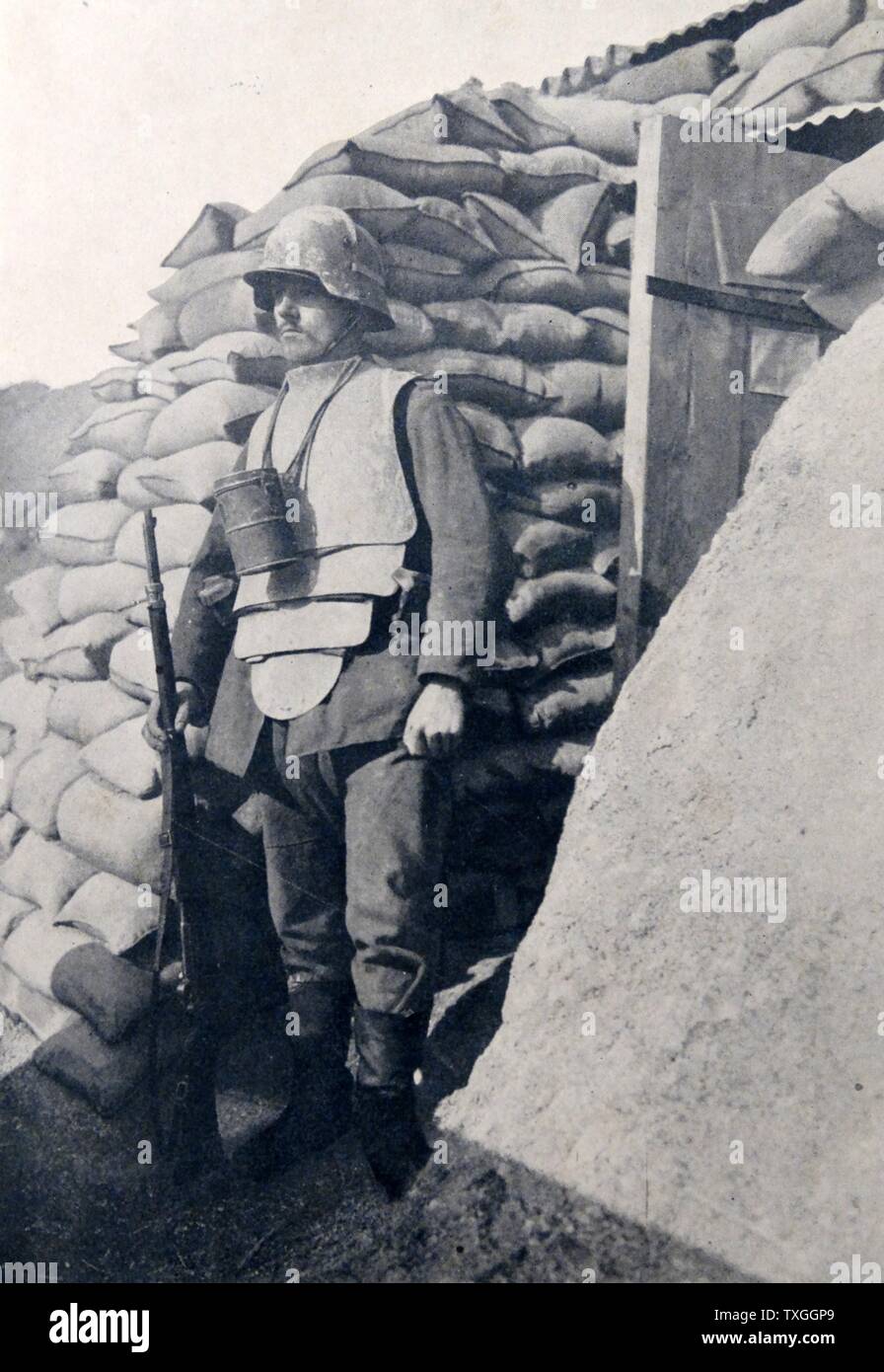 Soldaten in den Schützengräben schwer gepanzerten Anzug und tragen einer Waffe. Stockfoto