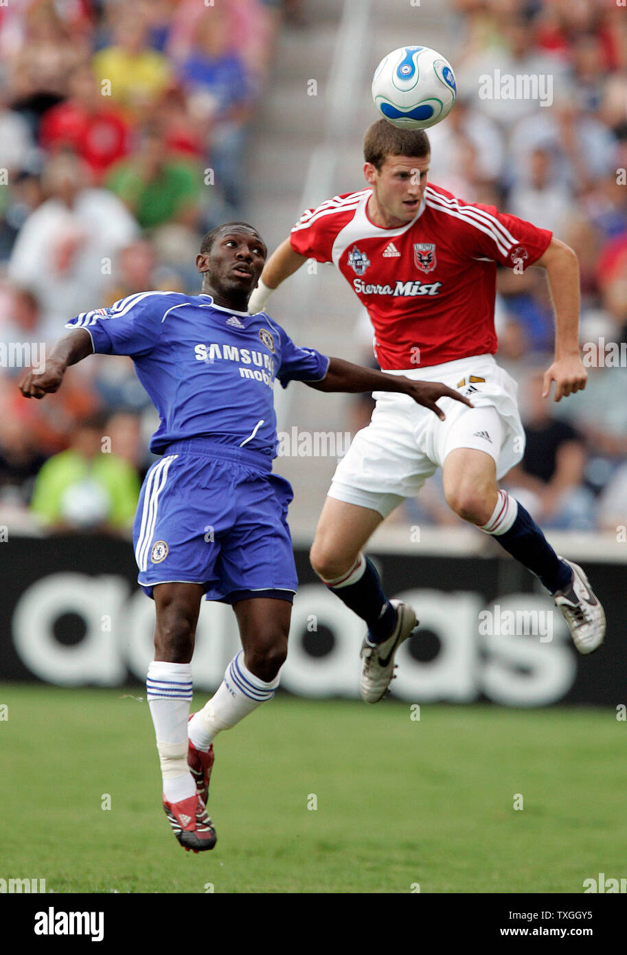 MLS All-Star Josh Gros (17) leitet die Kugel weg von Chelsea's Shaun Wright-Phillips (24.) in der ersten Hälfte des Spiels am Toyota Park in Bridgeview, Il August 5, 2006. (UPI Foto/Markierung Cowan) Stockfoto