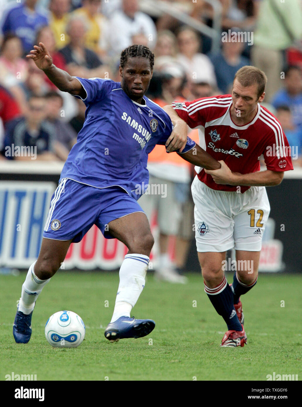 Chelsea vorn Didier Drogba (11) wird von MLS All-Star Jimmy Conrad (12) in der ersten Hälfte des Spiels am Toyota Park in Bridgeview, Il 5. August 2006 statt. (UPI Foto/Markierung Cowan) Stockfoto