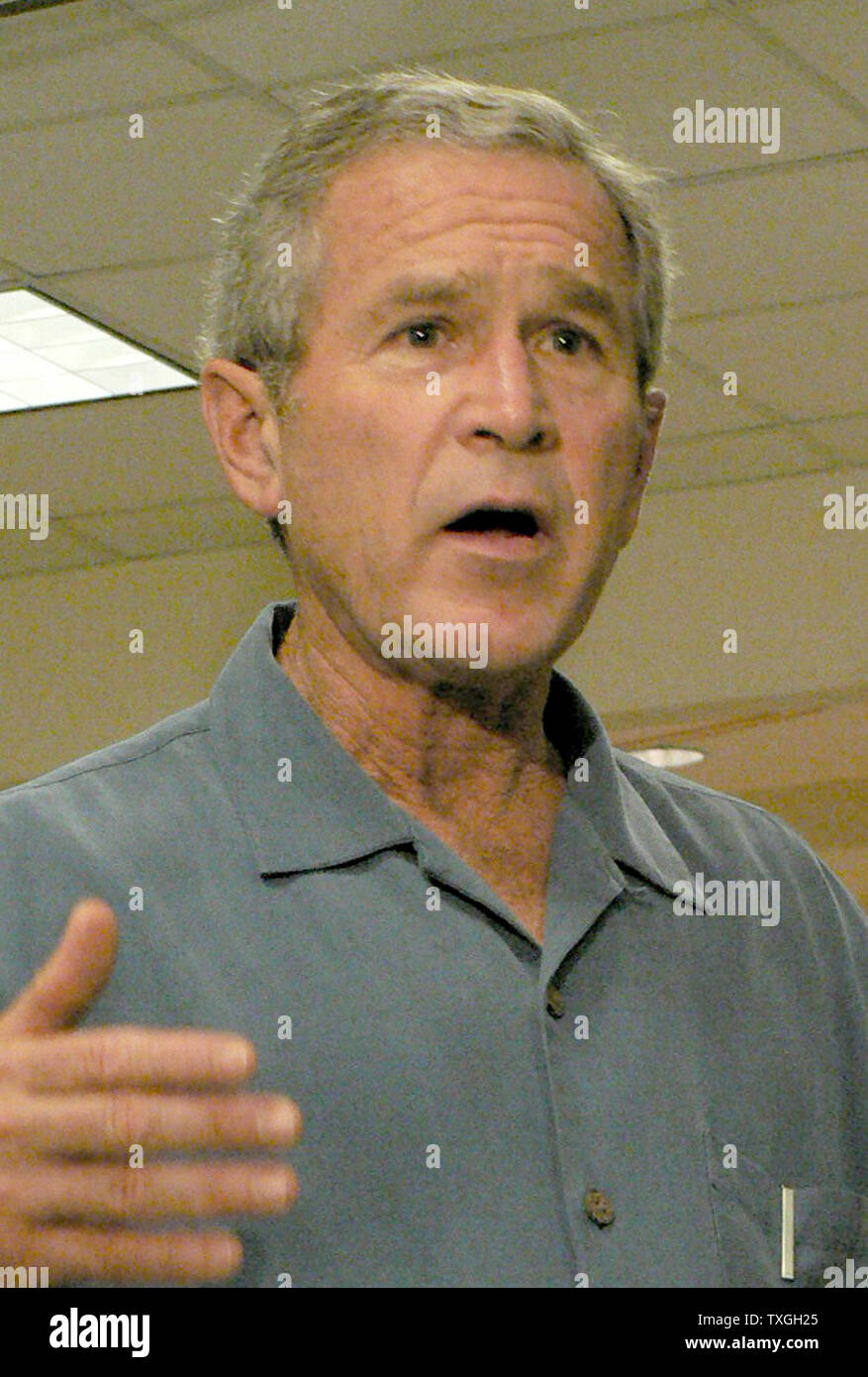 Präsident George Bush spricht mit FEMA Arbeiter beim Besuch der FEMA-Büros in Baton Rouge, LA, am 25. September 2005. Bush besucht die FEMA Field Office am Tag nach dem Hurrikan Rita machten Landfall. (UPI Foto/James Terry III) Stockfoto