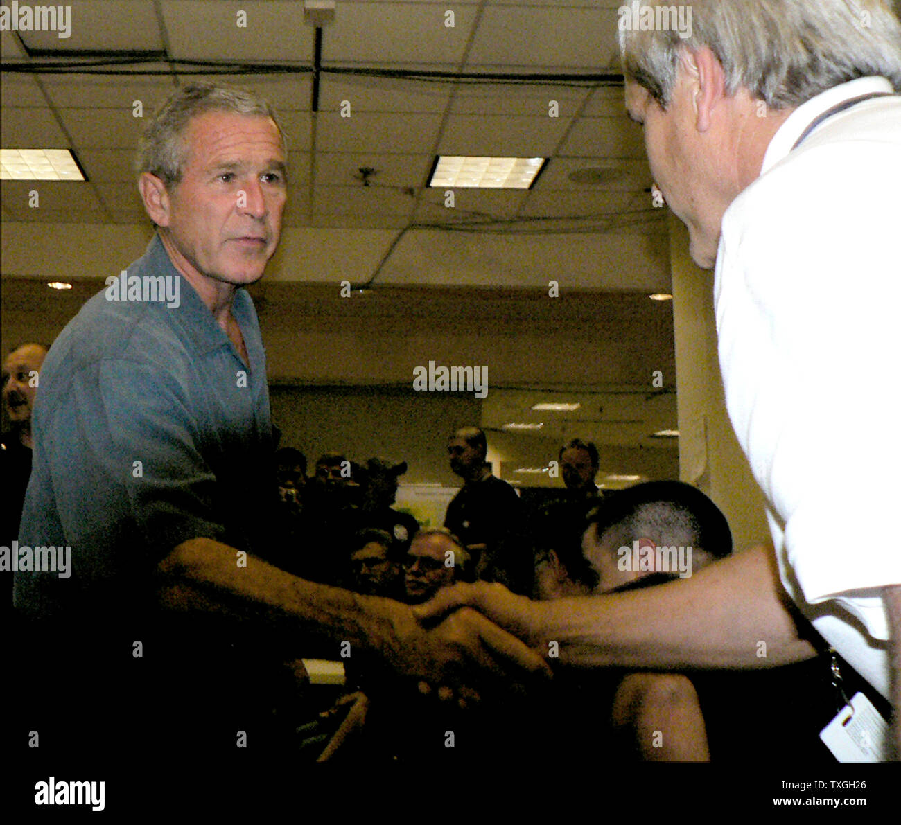 Präsident George Bush schüttelt Hände mit einem FEMA Arbeiter beim Besuch der FEMA-Büros in Baton Rouge, LA, am 25. September 2005. Bush besucht die FEMA Field Office am Tag nach dem Hurrikan Rita machten Landfall. (UPI Foto/James Terry III) Stockfoto