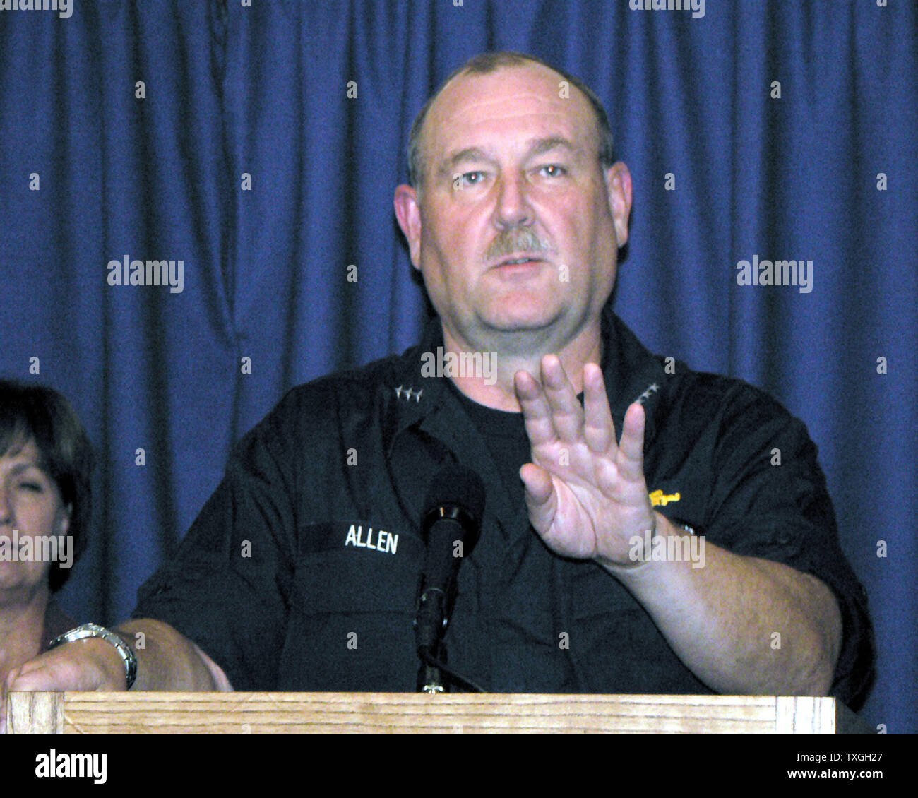 Vice Adm. Thad Allen, Direktor des FEMA-Field Operations, spricht auf einer Pressekonferenz in Baton Rouge, LA am 22. September 2005 zu den Bewohnern von Lake Charles und südlichen Louisiana warnen zu evakuieren, bevor Hurrikan Rita landfall macht. (UPI Foto/James Terry III) Stockfoto