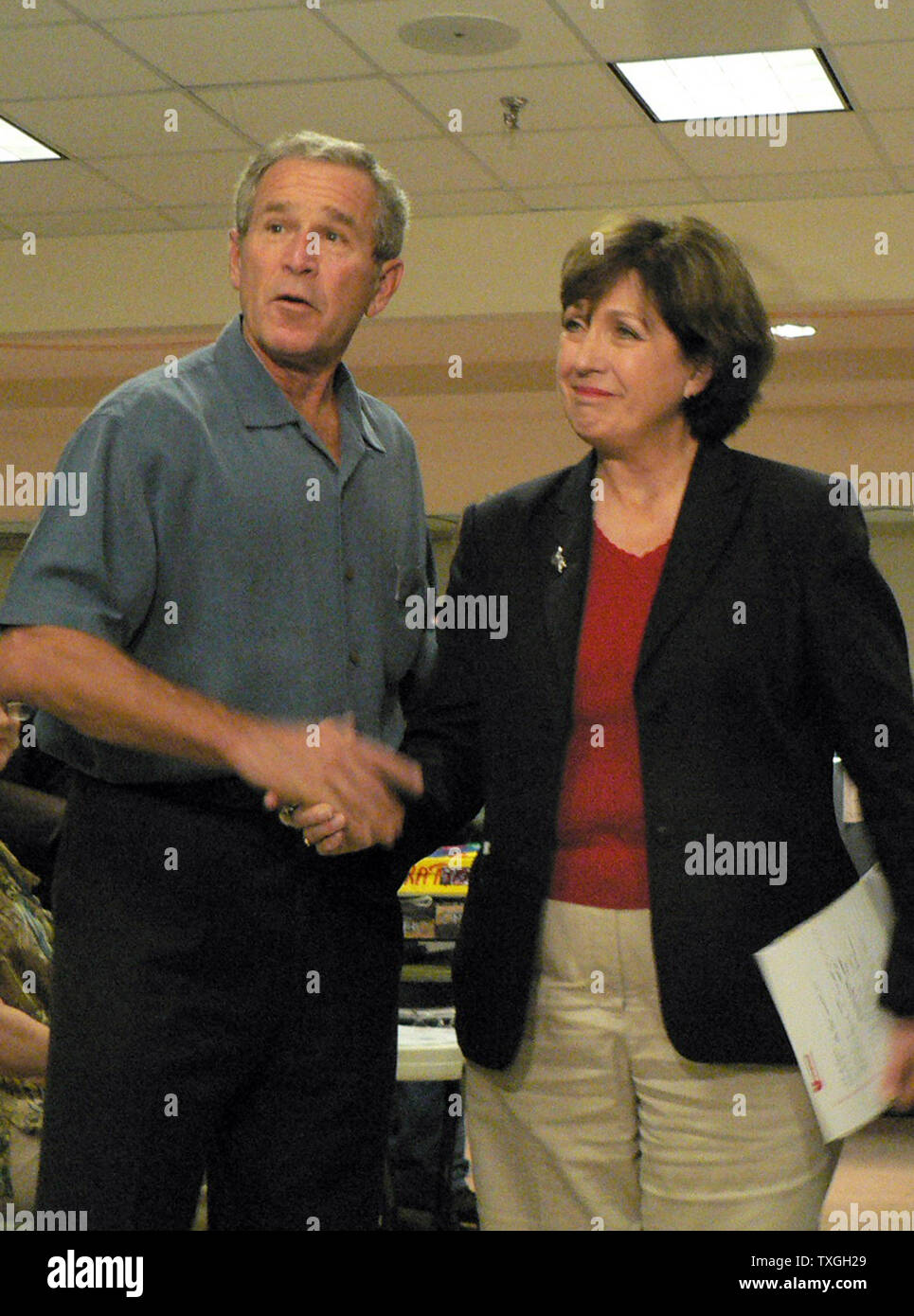 Präsident George Bush schüttelt Hände mit Louisiana reg. Kathleen Blanco beim Besuch der FEMA-Büros in Baton Rouge, LA, am 25. September 2005. Bush besucht die FEMA Field Office am Tag nach dem Hurrikan Rita machten Landfall. (UPI Foto/James Terry III) Stockfoto