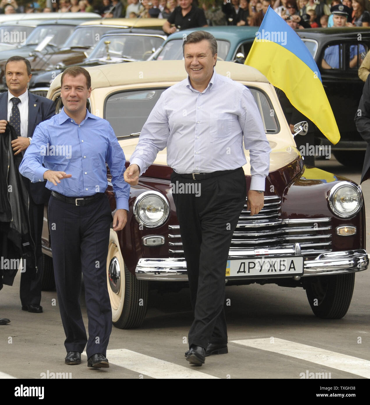 Der russische Präsident Dmitri Medwedew (L) und seinem ukrainischen Amtskollegen Viktor Janukowitsch in einem Oldtimer Rallye von St. Petersburg nach Kiew in der Nähe der Grenze Stadt Bryansk September 17, 2010. UPI Foto/Alex Volgin.. Stockfoto