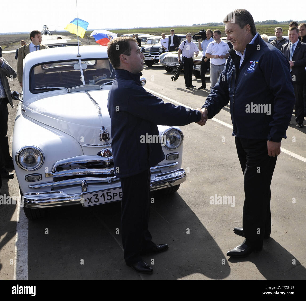 Der russische Präsident Dmitri Medwedew (L) und seinem ukrainischen Amtskollegen Viktor Janukowitsch Hände schütteln vor der Sowjetischen auto Pobeda (Sieg) während einer Oldtimer Rallye von St. Petersburg nach Kiew in der Nähe der Grenze Stadt Bryansk September 17, 2010. UPI Foto/Alex Volgin.. Stockfoto