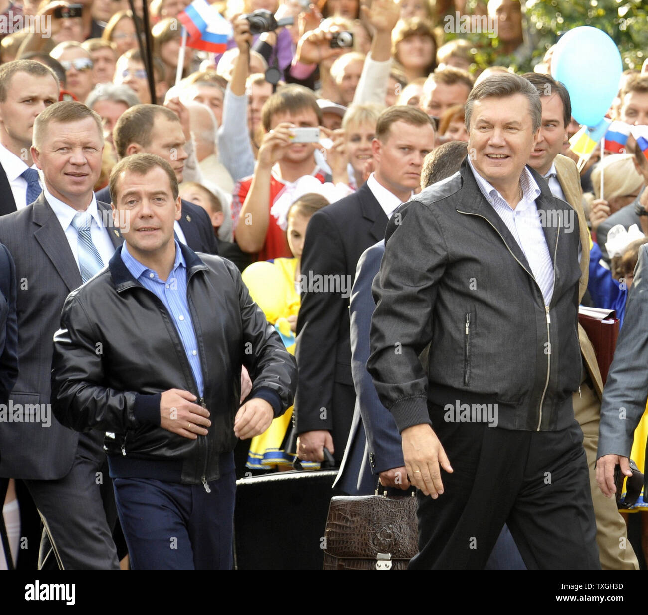 Der russische Präsident Dmitri Medwedew (L) und seinem ukrainischen Amtskollegen Viktor Janukowitsch in einem Oldtimer Rallye von St. Petersburg nach Kiew an der Grenze Stadt Glukhov September 17, 2010. UPI Foto/Alex Volgin.. Stockfoto