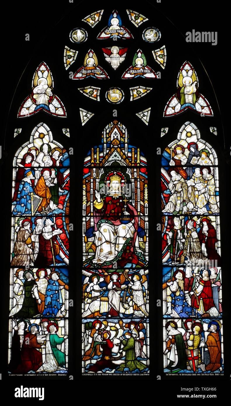 Glasfenster in St. Michael und alle Engel Anglican Church in Hughenden, Buckinghamshire, England. Das Fenster zeigt Christus thront. Hughenden ist eng verbunden mit der nahe gelegenen Hughenden Manor und der ehemalige Premierminister des Vereinigten Königreichs, Benjamin Disraeli, die auf dem Friedhof begraben ist. Stockfoto