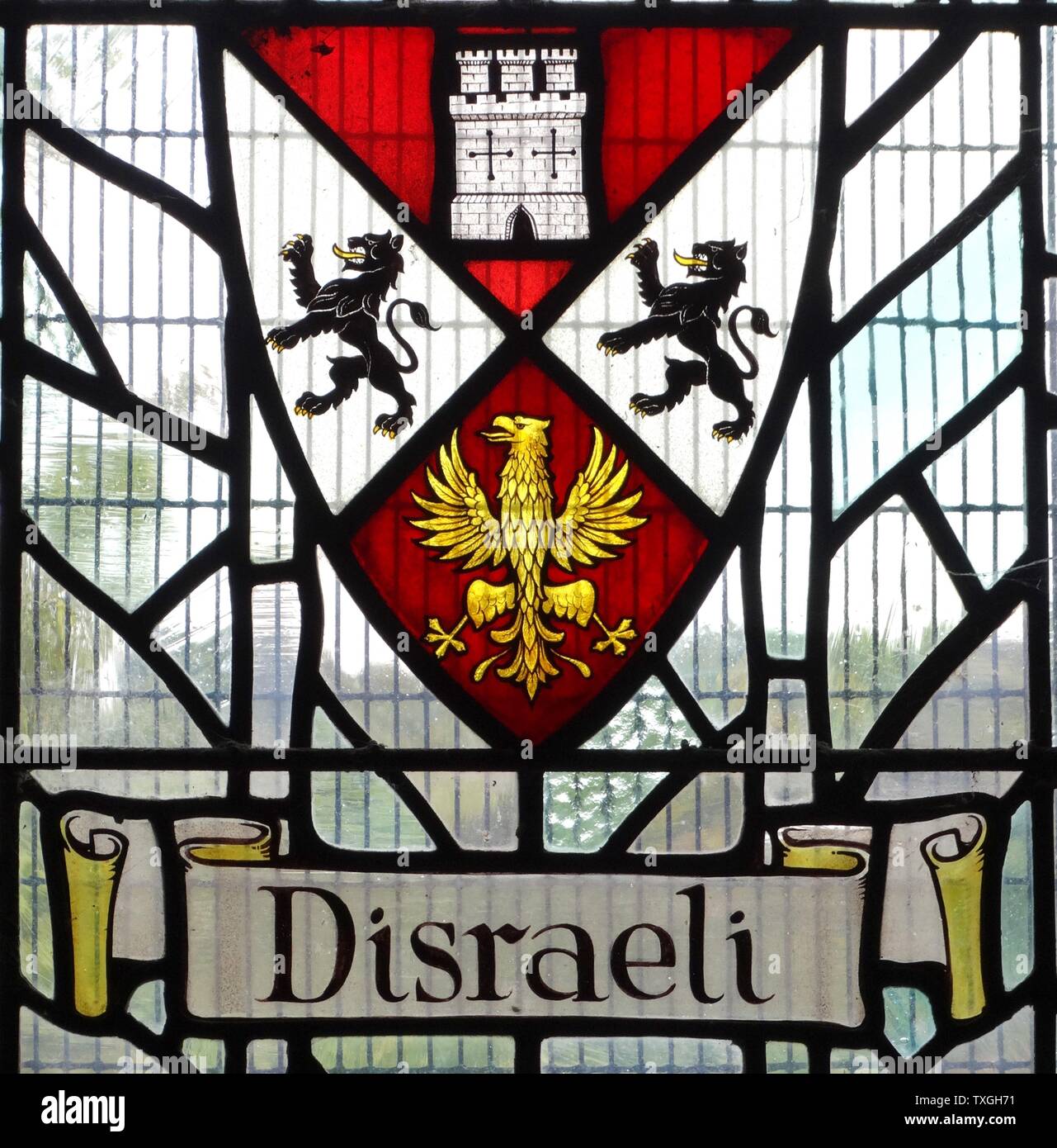 Disraeli Familienwappen in ein Glasfenster in Hughenden Manor, England. Hughenden ist eng verbunden mit dem ehemaligen Premierminister des Vereinigten Königreichs, Benjamin Disraeli Stockfoto