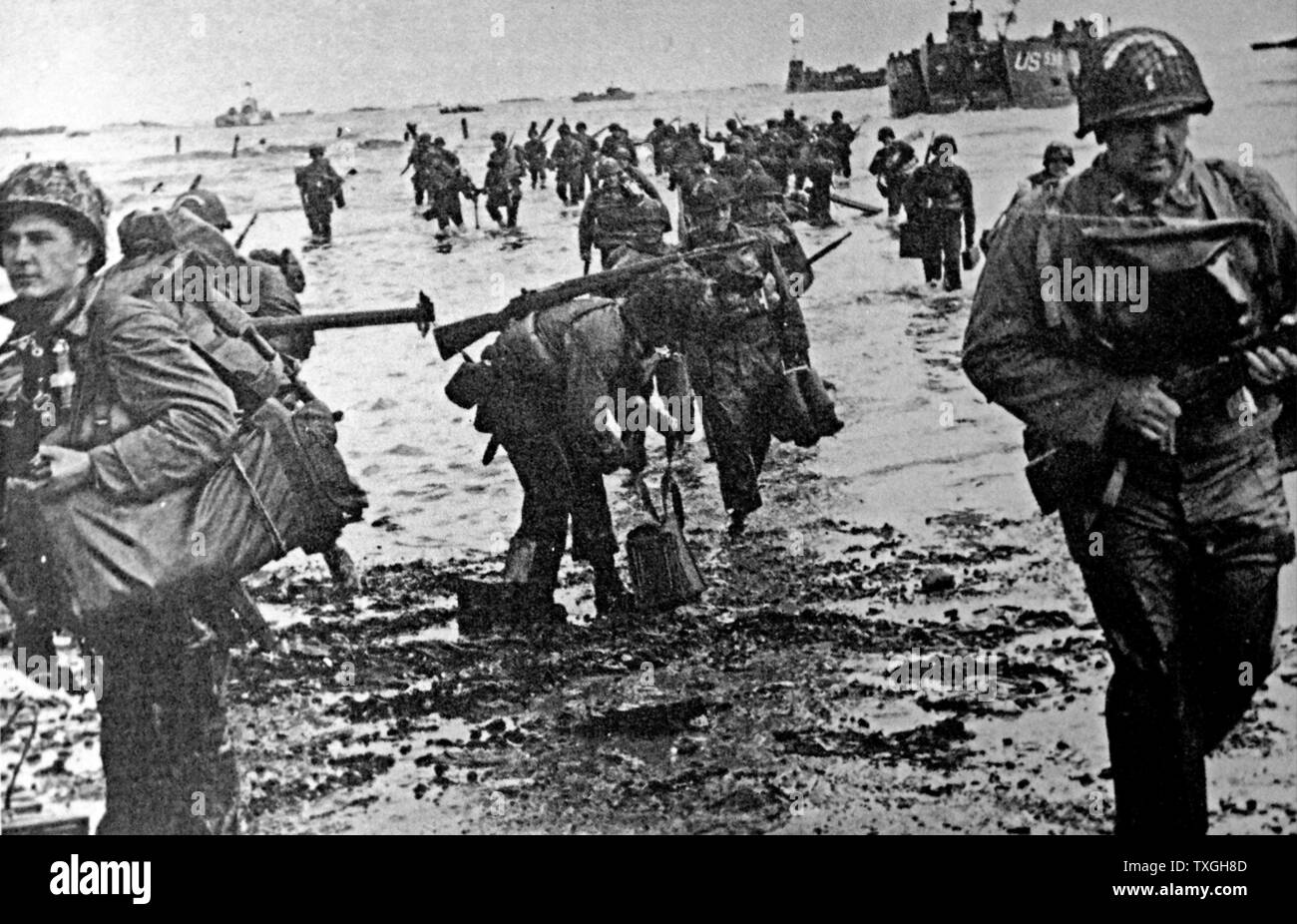 Amerikanische Soldaten gehen an Land während der Landung in der Normandie. Anlandung auf Dienstag, 6. Juni 1944 (als d-Day) der Invasion der Alliierten in der Normandie in Operation Overlord während des zweiten Weltkriegs. Stockfoto