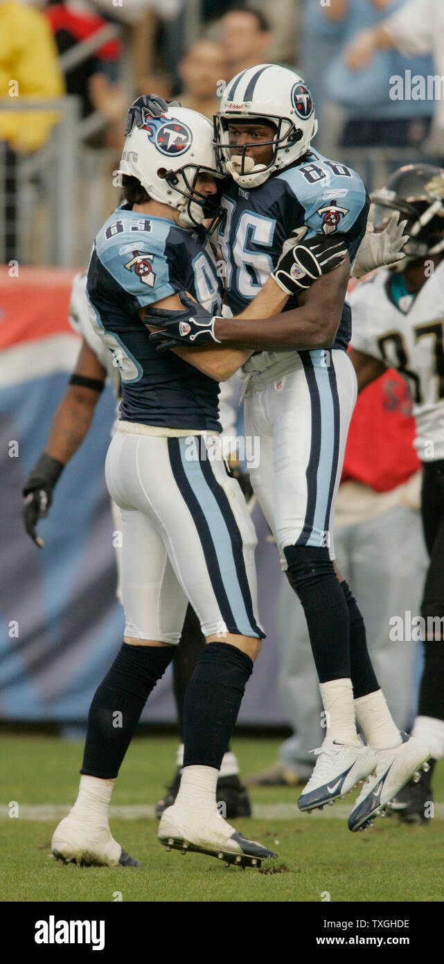 Tennessee Titans rookie wide receiver Roydell Williams (86) feiert einen Touchdown mit wide receiver Drew Bennett (83) mit nur 18 Sekunden verbleiben in einem NFL Football Spiel gegen die Jacksonville Jaguars am Sonntag, 20. November 2005 im Kolosseum in Nashville, TN. Die TD und erfolgreiche PAT waren zu wenig, zu spät, wie Tennessee verloren 31-28. (UPI Foto/Billy Suratt) Stockfoto