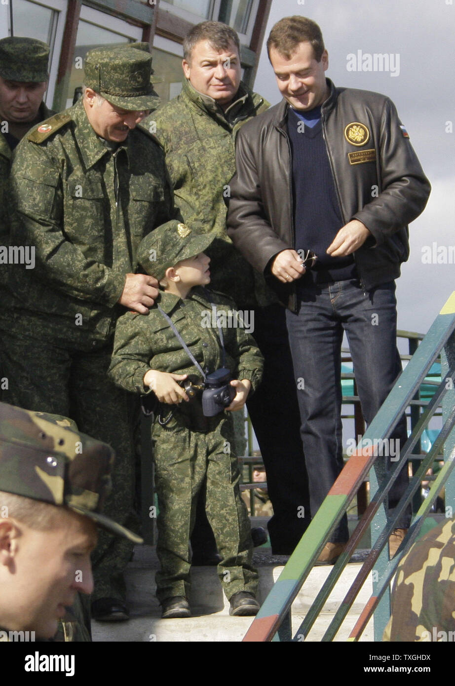Der russische Präsident Dmitri Medwedew (R) durch Verteidigungsminister Anatolij Serdjukow (C) gehen Sie mit dem weißrussischen Präsidenten Alexander Lukaschenko und sein fünfjähriger Sohn Nikolai in der letzten Phase der Zapad-2009 (West 2009) Russian-Belarus gemeinsame militärische Übungen an Obuz-Lesnovsky Training Strecke in der Nähe von Brest im Westen Belarus am 29. September 2009 begleitet. UPI/Anatoli Zhdanov Stockfoto