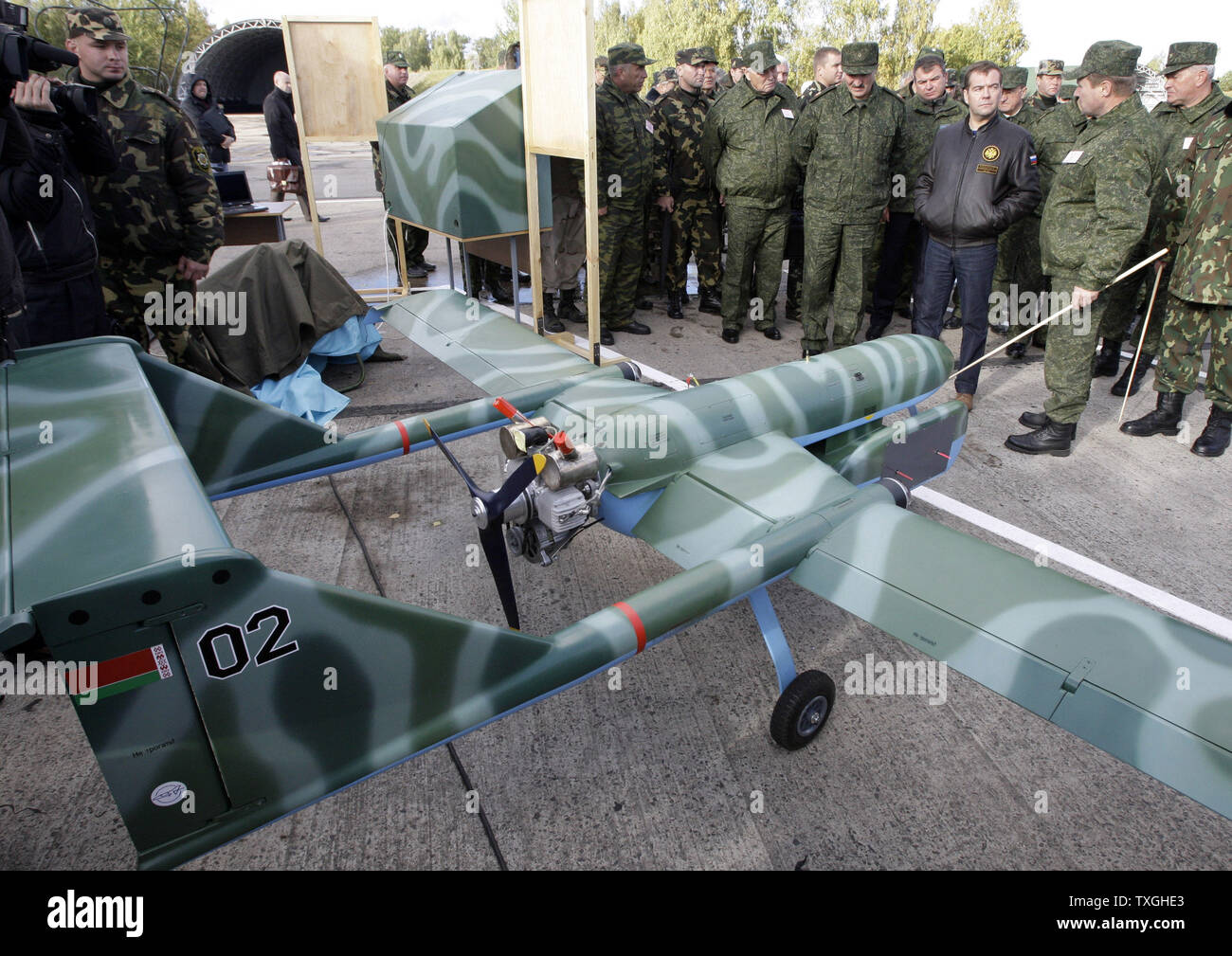 Der russische Präsident Dmitri Medwedew (2. R) und der weißrussische Präsident Alexander Lukaschenko (3. R) untersuchen eine Weißrussische gemacht Drone auf der Belarussischen 61th Air Base in der letzten Phase der Zapad-2009 (West 2009) Russian-Belarus gemeinsame militärische Übungen in der Nähe von Brest in Weißrussland am 29. September 2009. UPI/Anatoli Zhdanov Stockfoto