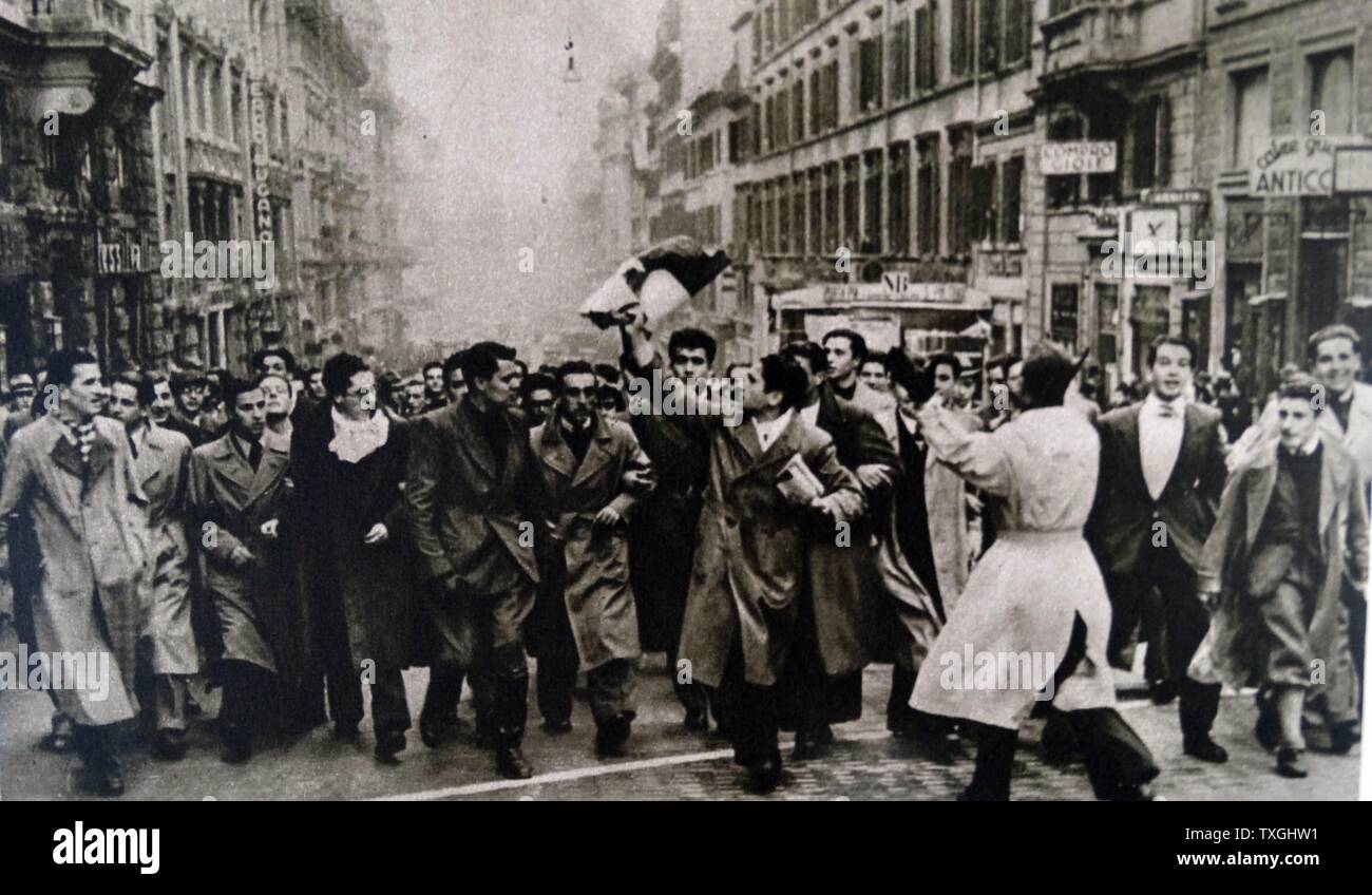 Fotodruck von Studenten Ausschreitungen gegen Gian Galeazzo Ciano, 2. Graf von Cortellazzo und Buccari (1903-1944) Minister für auswärtige Angelegenheiten des faschistischen Italien. Vom 20. Jahrhundert Stockfoto