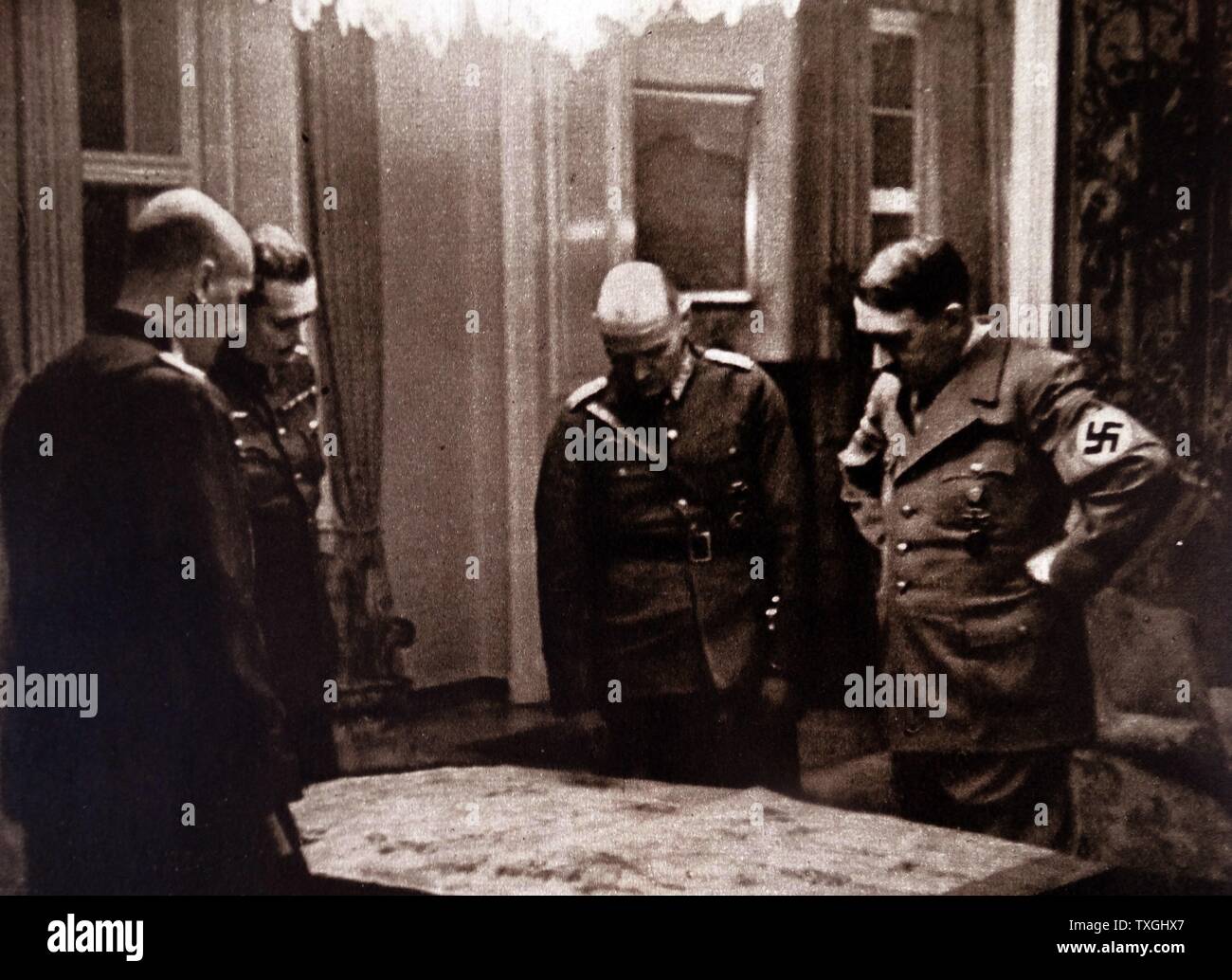 Adolf Hitler (1889-1945) ein deutscher Politiker der Führer der NSDAP, Bundeskanzler der Bundesrepublik Deutschland, und Führer von Nazi-Deutschland und seine Generäle, Blick auf eine Karte der ehemaligen Tschechoslowakei war. Vom 20. Jahrhundert Stockfoto Adolf Hitler (1889-1945) ein deutscher Politiker der Führer der NSDAP, Bundeskanzler der Bundesrepublik Deutschland, und Führer von Nazi-Deutschland und seine Generäle, Blick auf eine Karte der ehemaligen Tschechoslowakei war. Vom 20. Jahrhundert Stockfoto