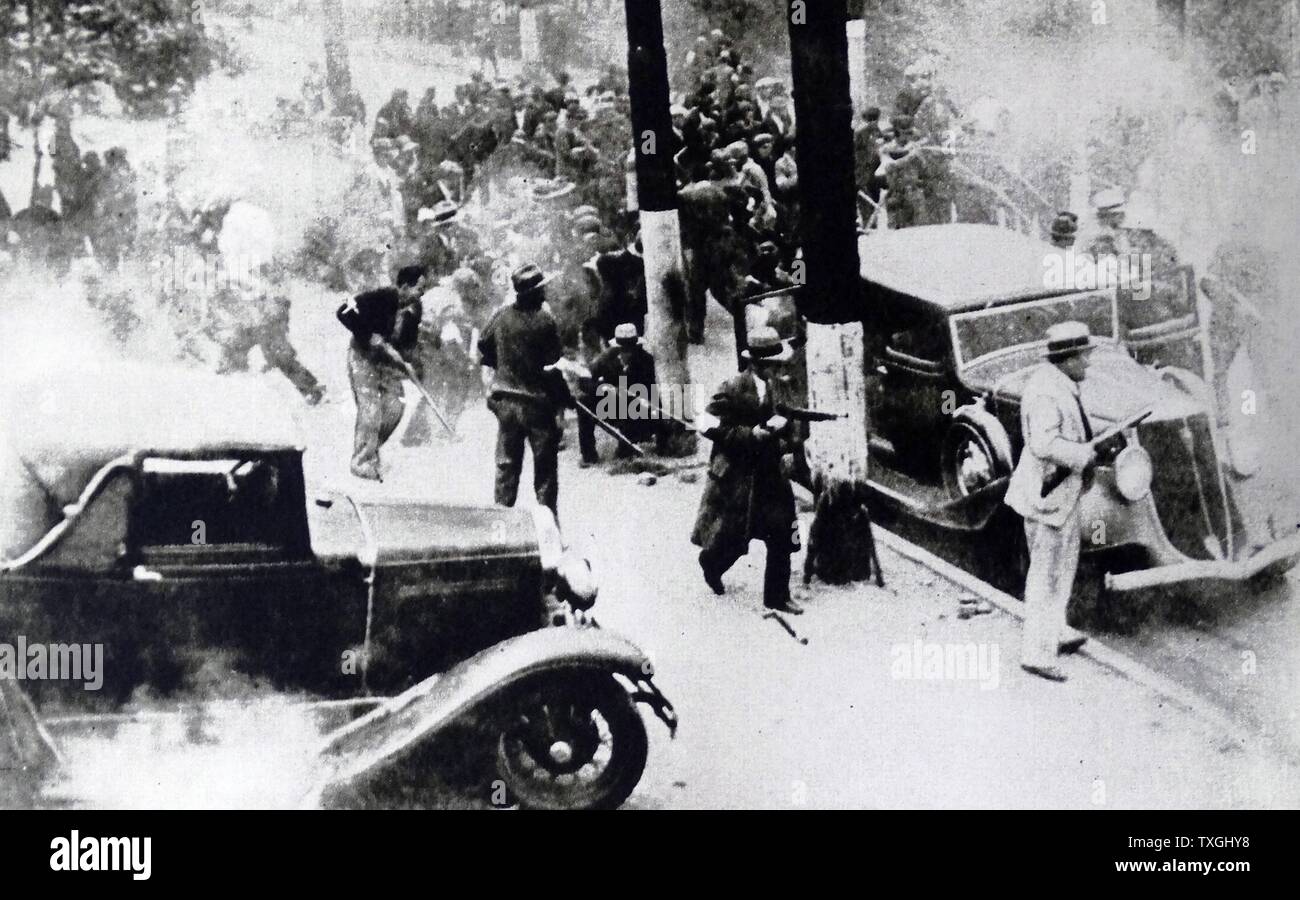 Unruhen in Ambridge in Kalifornien, Vereinigte Staaten von Amerika 1933 zu schlagen. Während Arbeitsunruhen in der Depressionszeit ein Bürgerwehr Anti-Streik Kraft Feuer auf die Streikenden. Stockfoto