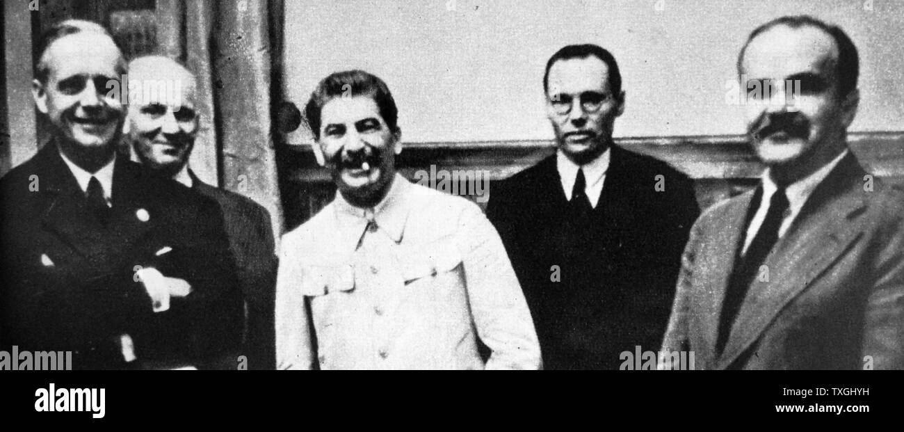 Fotodruck von Joachim von Ribbentrop (1893-1946), Joseph Stalin (1878-1953) und Vyacheslav Molotov (1890-1986) treffen, um die deutsch-sowjetische Pakt in Moskau unterzeichnen. Vom 20. Jahrhundert Stockfoto