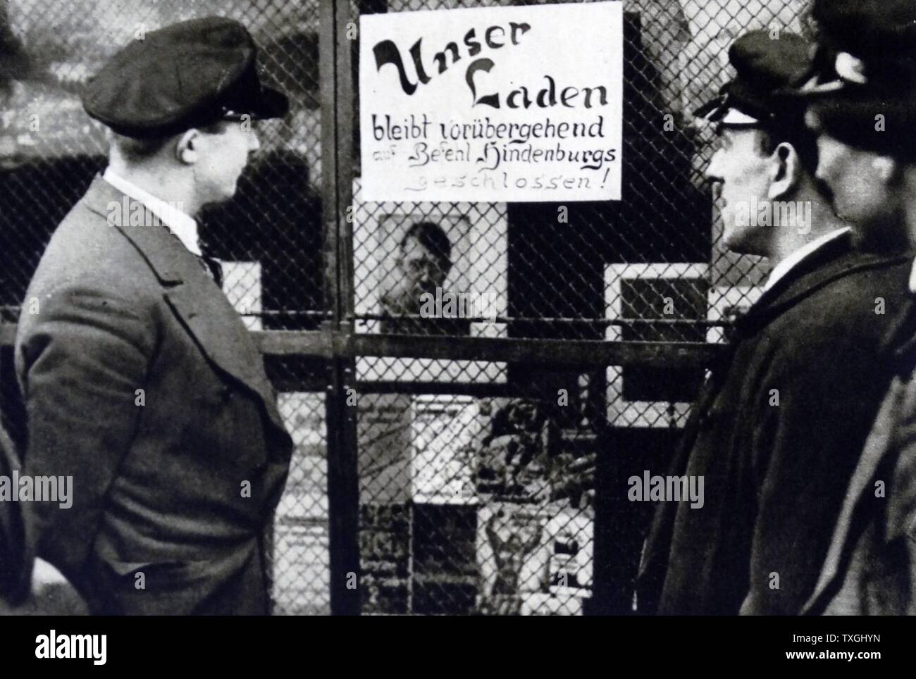 Shop in Berlin, Verkauf von Nazi-Memorabilien ist im Auftrag von Präsident Paul Von Hindenburg 1932 geschlossen. Stockfoto